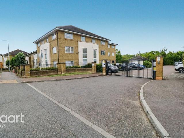 Flat for sale in Badgers Dene, Grays