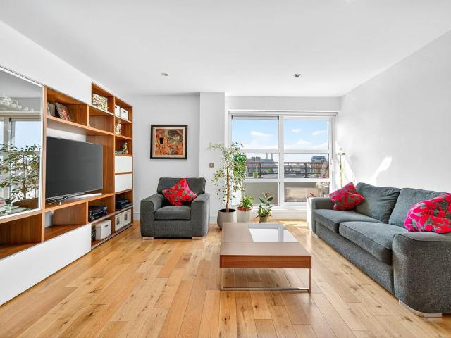 Flat for sale in Vauxhall, Greater London