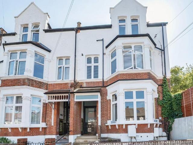 Flat for sale in Streatham, Greater London