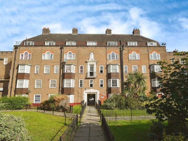 Flat for sale in Clapham, Greater London