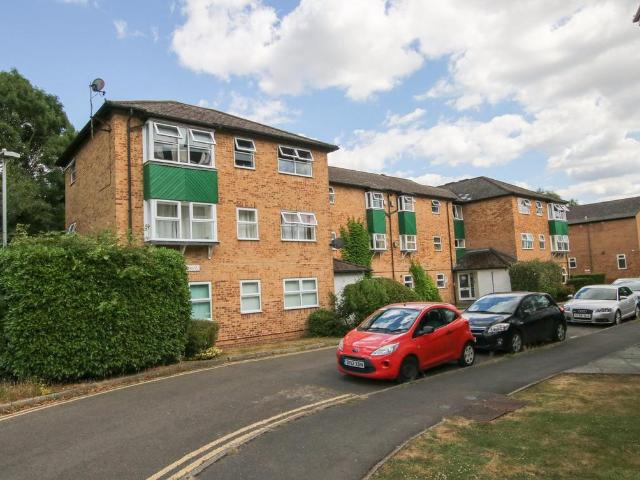 Flat for sale in Emmbrook, Wokingham