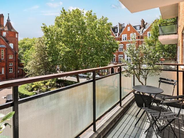 Flat for sale in Bayswater, Greater London
