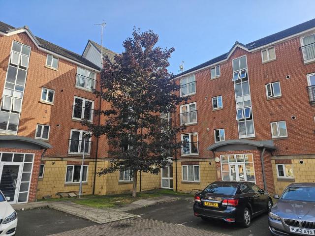 Flat for sale in Northampton, Northamptonshire
