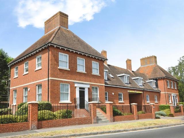 Flat for sale in Chipping Hill, Essex
