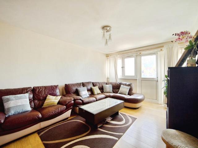 Flat for sale in Globe Town, Greater London