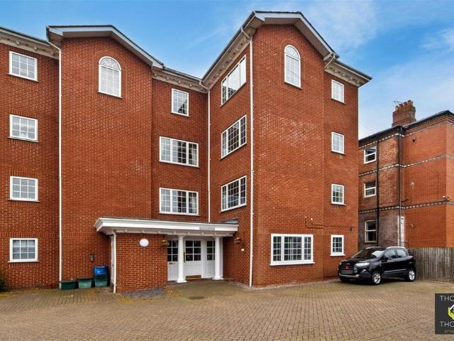 Flat for sale in Wotton Pitch, Gloucester