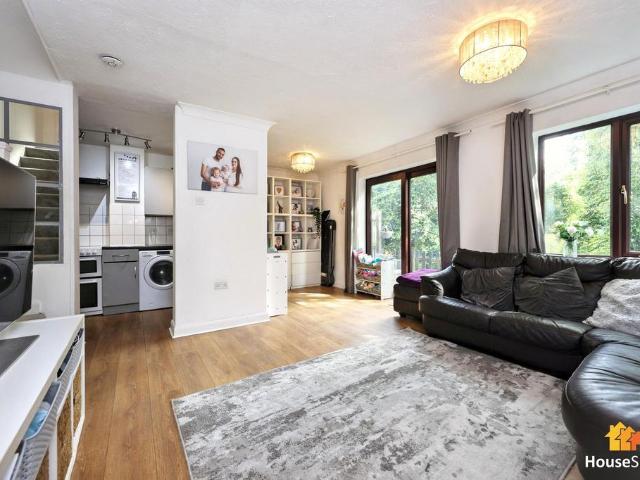 Flat for sale in Castlefield, Cressex