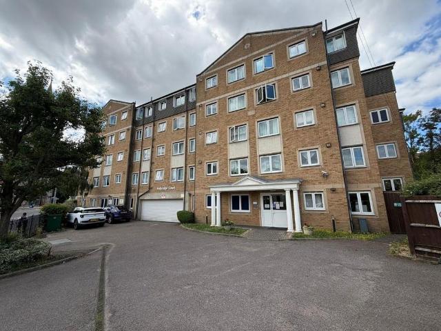 Flat for sale in London Borough of Hounslow, Feltham