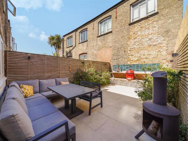 Flat for sale in Harringay, Greater London
