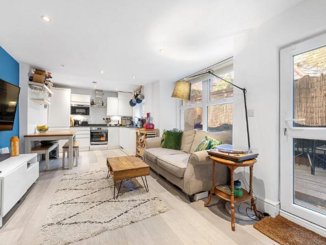 Flat for sale in Clapham, Greater London