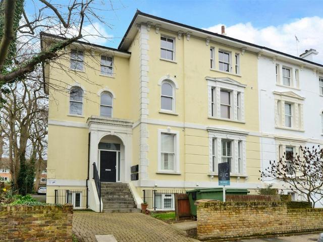 Flat for sale in Surbiton, Greater London