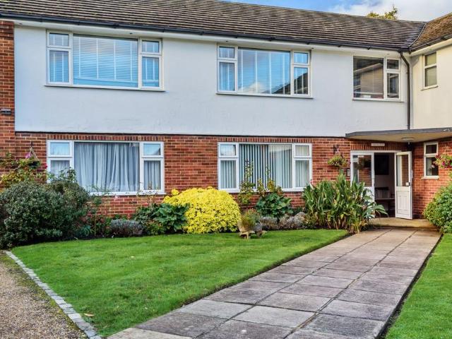 Flat for sale in Woking, Surrey