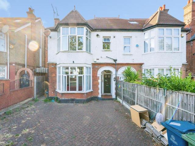 Flat for sale in Canons Park, Greater London