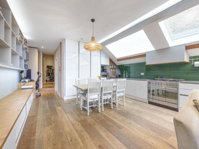 Flat for sale in Queen's Park, Greater London