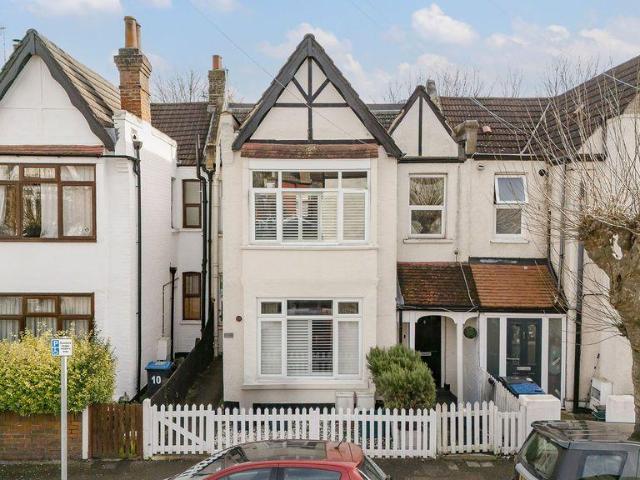 Flat for sale in London Borough of Merton, Raynes Park