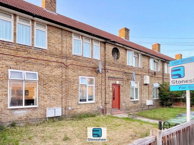Flat for sale in Dagenham, Greater London