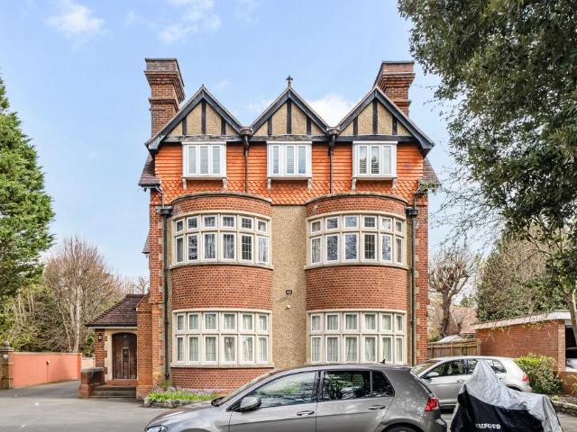 Flat for sale in Epsom, Surrey