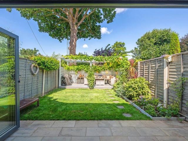 Flat for sale in Earlsfield, Greater London