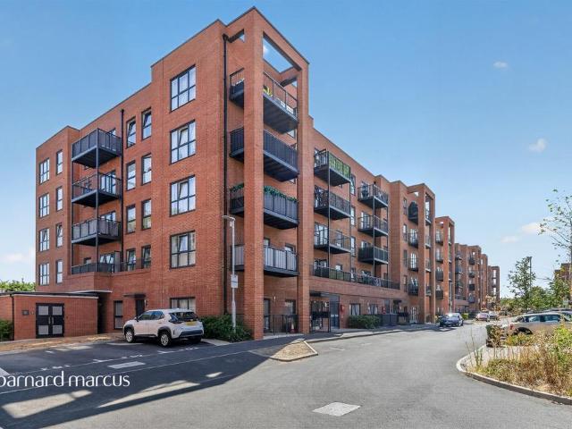 Flat for sale in Hackbridge, Greater London