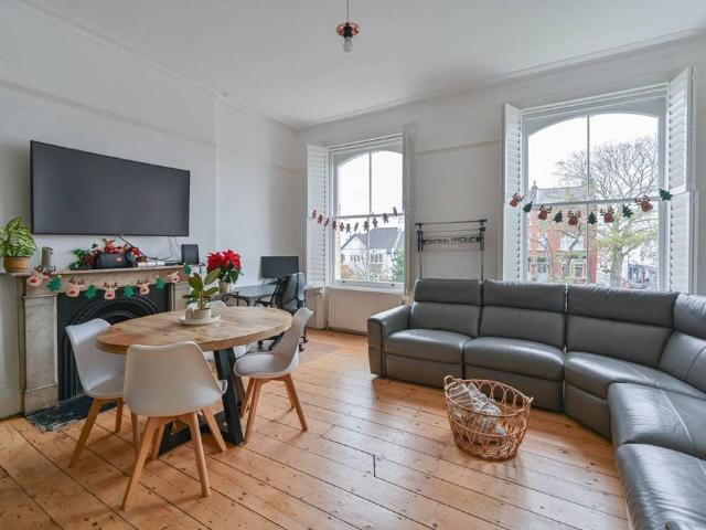 Flat for sale in Balham, Greater London
