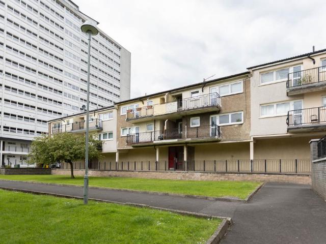 Flat for sale in Calton, Scotland