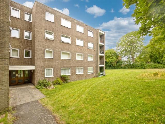 Flat for sale in Acol, Kent