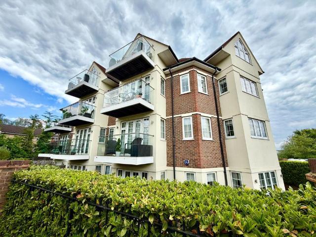 Flat for sale in Merry Hill, Hertsmere