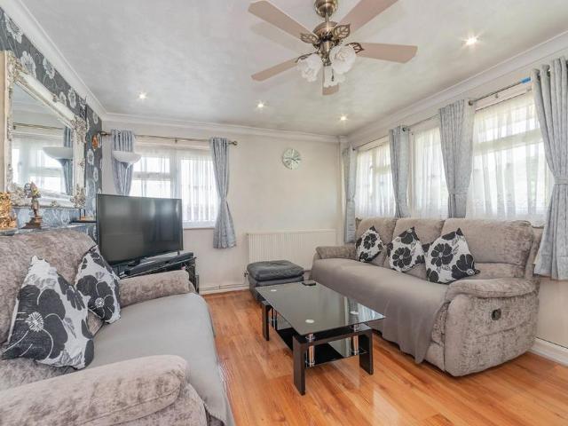Flat for sale in London Borough of Croydon, Shirley