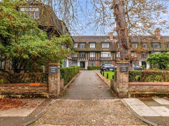 Flat for sale in Petersham, Greater London