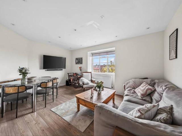 Flat for sale in Finchley, Isle Of Man