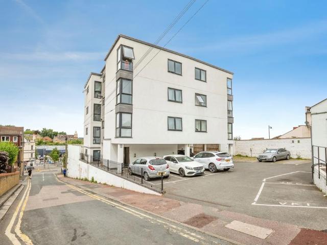 Flat for sale in Chatham