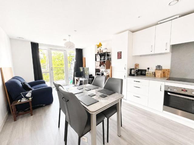Flat for sale in London Borough of Lewisham, Ladywell