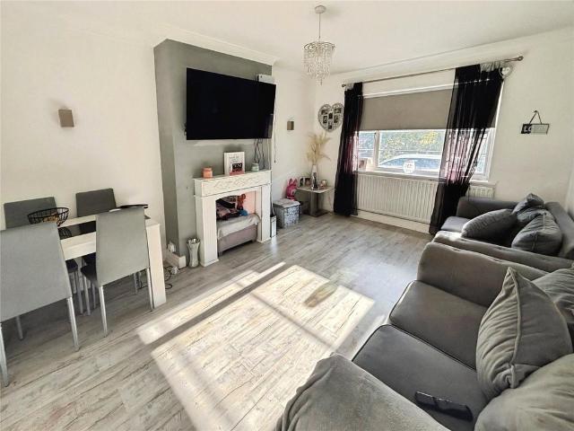 Flat for sale in Tolworth, Greater London