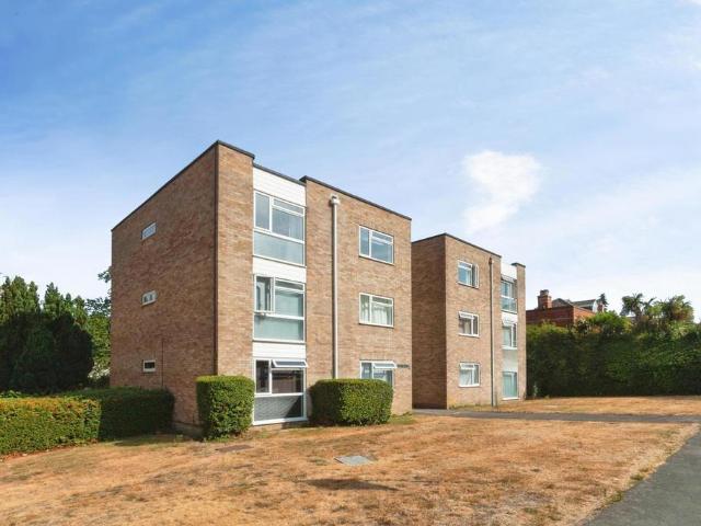Flat for sale in Heol-las, Surrey