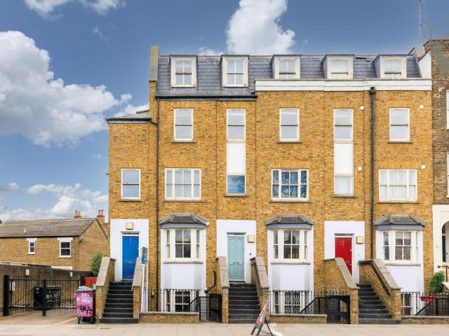 Flat for sale in Old Ford, Greater London