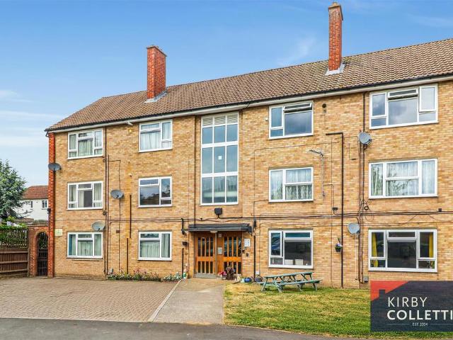 Flat for sale in Kings Hill, Colliers End