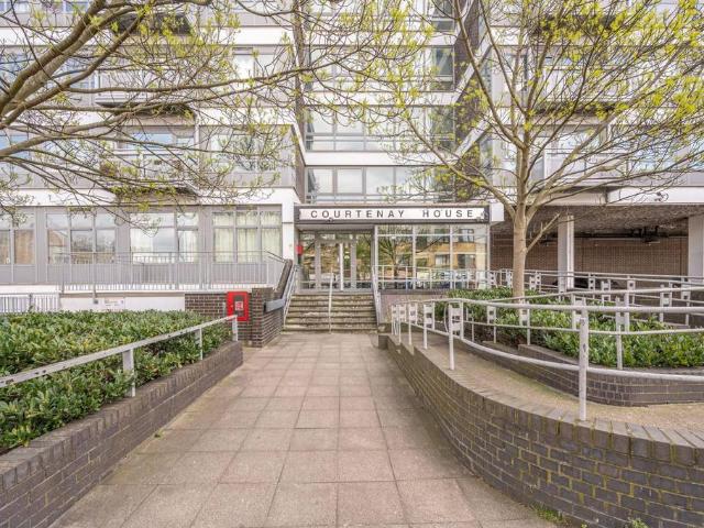 Flat for sale in London Borough of Lambeth, Greater London