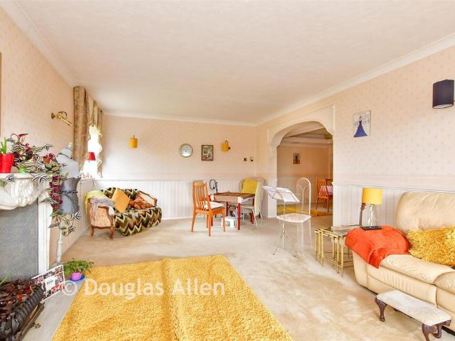 Flat for sale in Chigwell, Epping