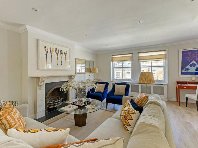 Flat for sale in Earl's Court, Greater London