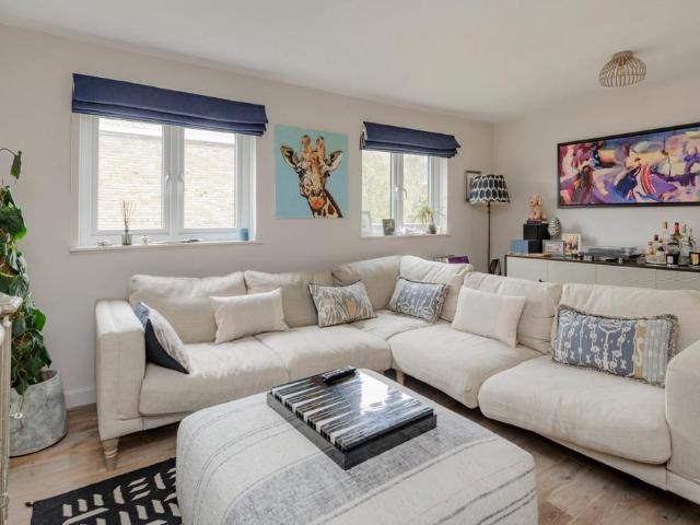 Flat for sale in North Kensington, Greater London