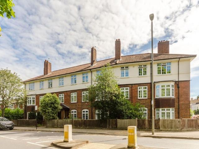 Flat for sale in Summerstown, Greater London