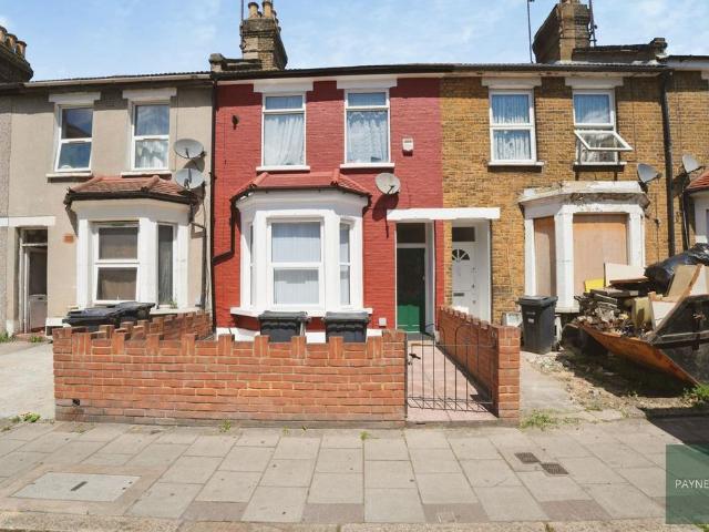 Flat for sale in London Borough of Redbridge, Greater London