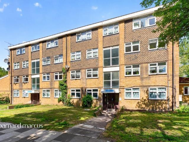 Flat for sale in Southgate, Greater London