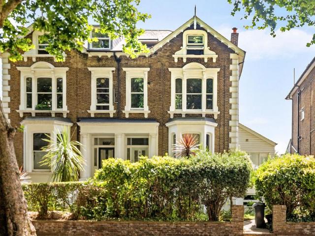 Flat for sale in London Borough of Hounslow, Strand