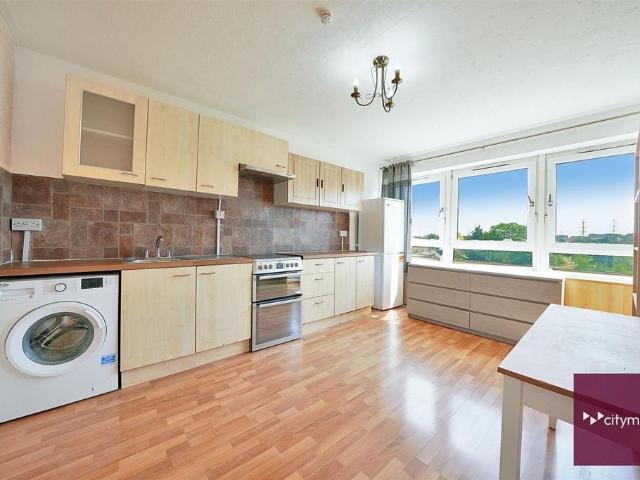 Flat for sale in Barking, Thames View
