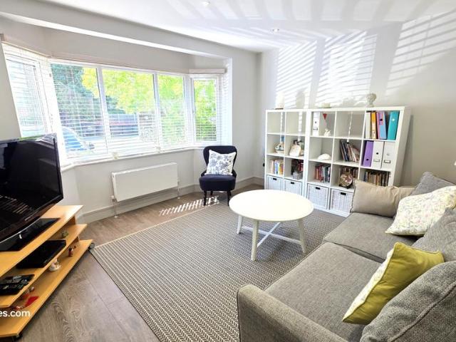 Flat for sale in East Barnet, Greater London