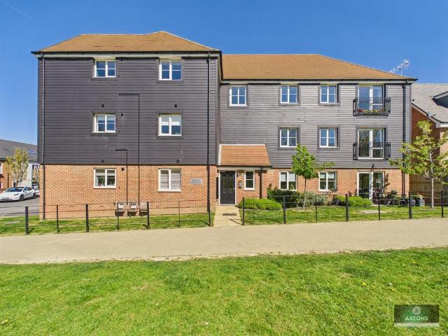 Flat for sale in Kilnwood Vale, Horsham