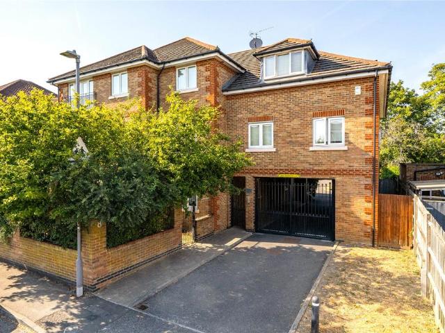 Flat for sale in Surbiton, Greater London