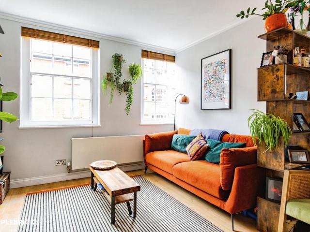 Flat for sale in Camberwell, Greater London