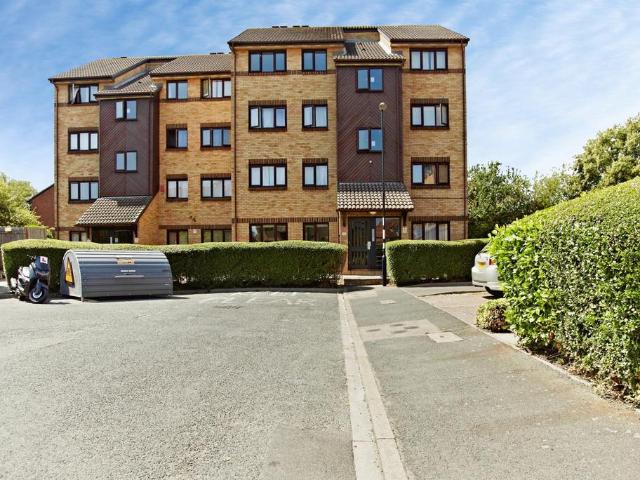 Flat for sale in London Borough of Croydon, Greater London